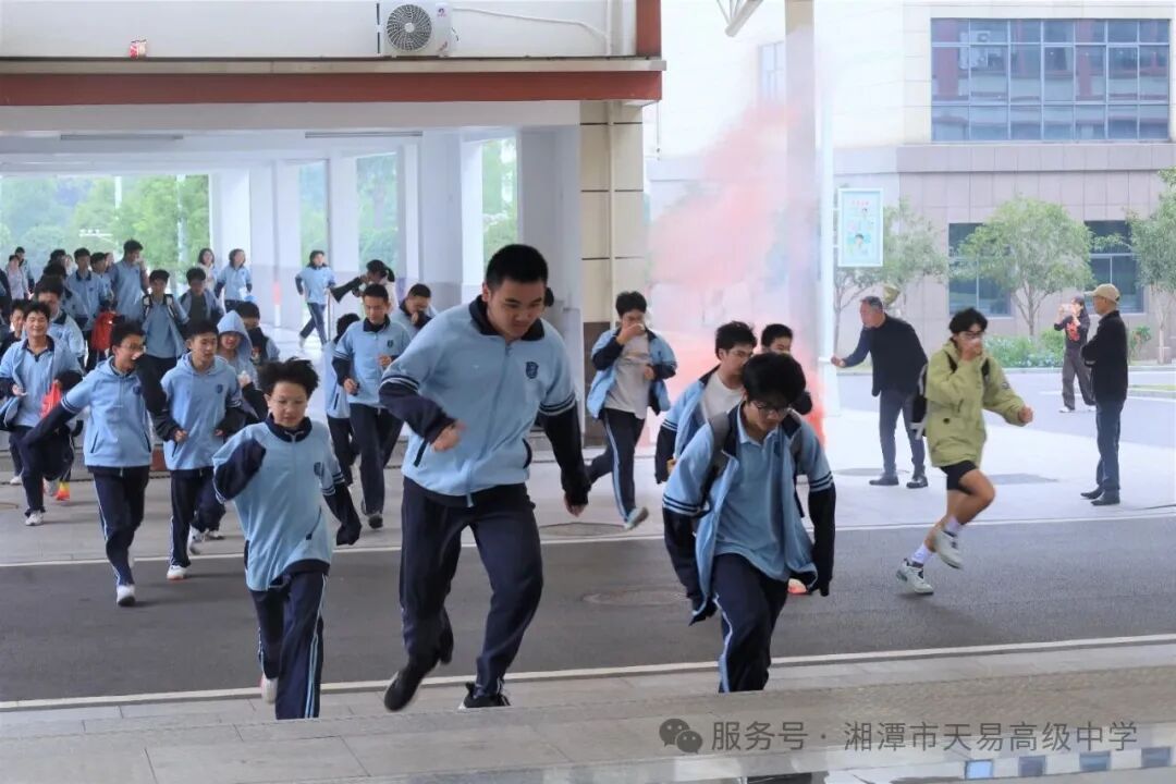 全民消防 生命至上‖天易高级中学举行寝室消防疏散演练，筑牢校园安全“防火墙”