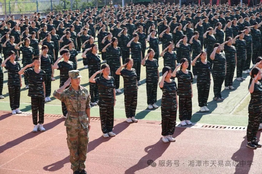 迷彩青春燃斗志 淬炼成钢启新程