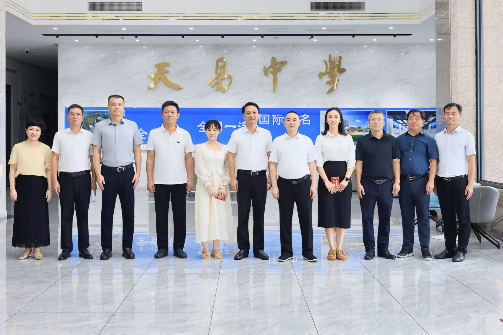 湘潭县委书记王利教师节慰问优秀教师代表